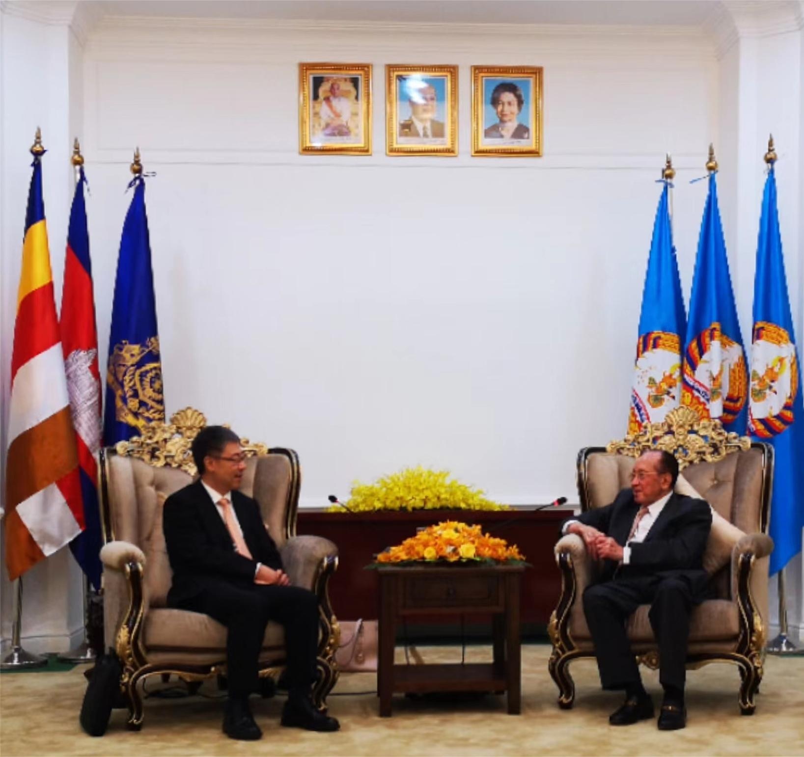 李杰副会长会见柬埔寨前副首相贺南洪